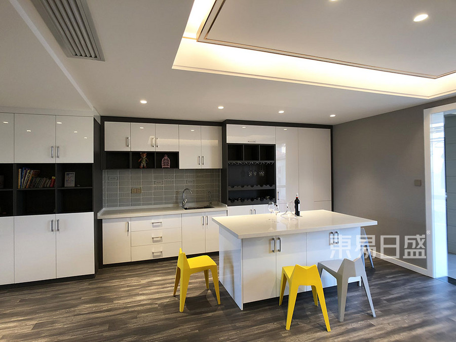 休闲区橱柜的黑白色强烈对比，简单实用，灰色的地砖简单搭配。适度的装饰是家居不缺乏时代气息。 