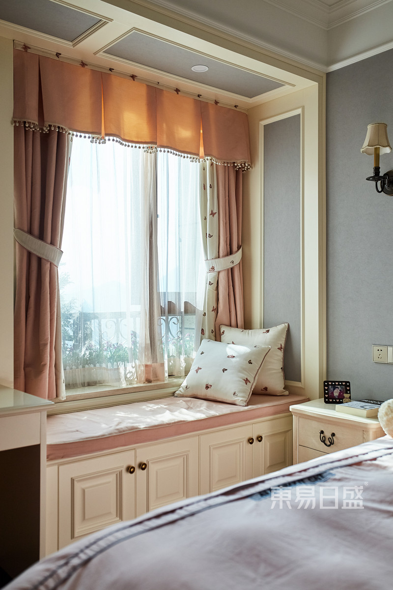 带飘窗的卧室，窗帘要怎么设计搭配才好看？