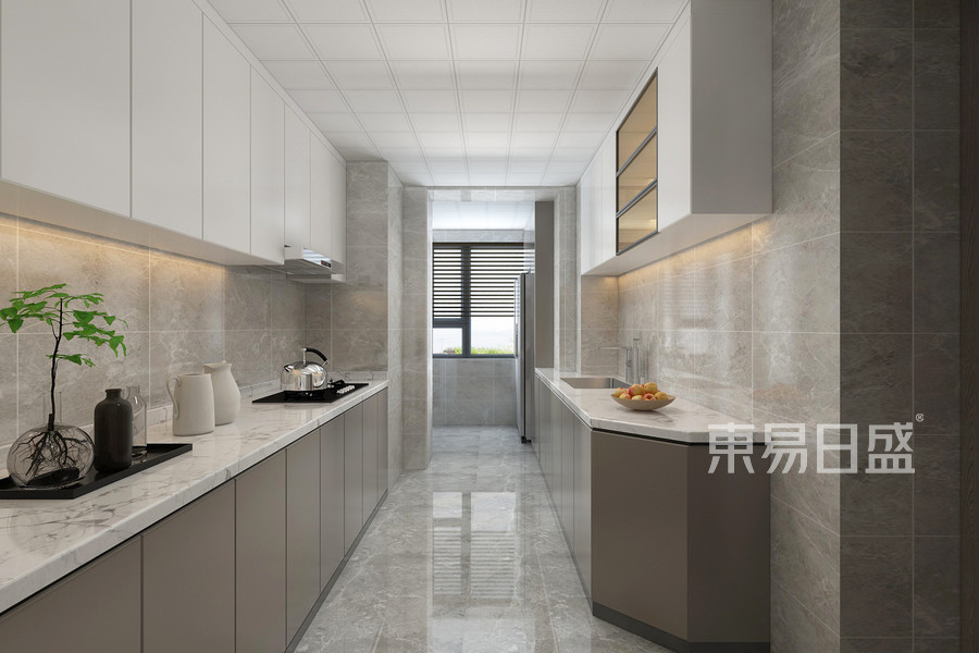 厨房使用暖色的墙砖与咖色的柜门相呼应，使得整体感觉更加的融洽，白色的吊柜使空间看起来非常干净整洁