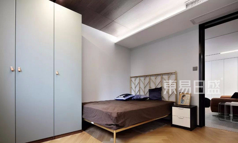110平现代简约三居室户型设计案例