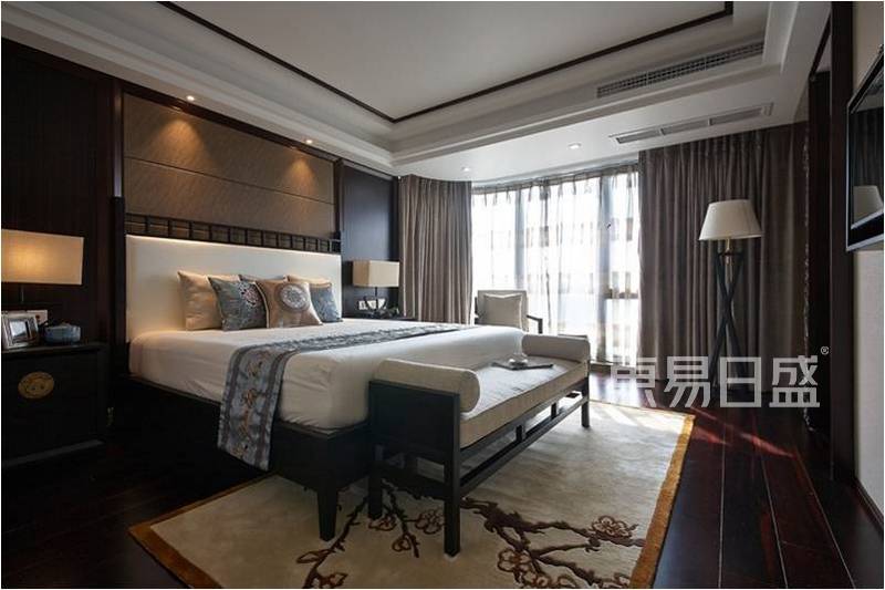 主卧- 中式装修风格独特之处可以展现在卧室中，作为中国传统文化的代表，卧室的背景墙，可以有效的提升了居室意涵，在营造经典意境上也有重要作用。.jpg