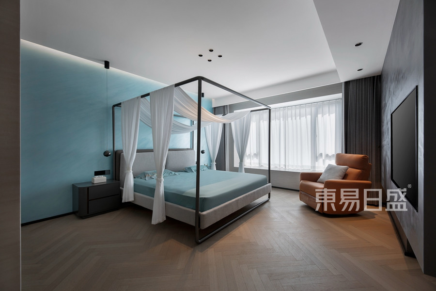 别墅装修卧室内什么颜色的窗帘可以促进睡眠?