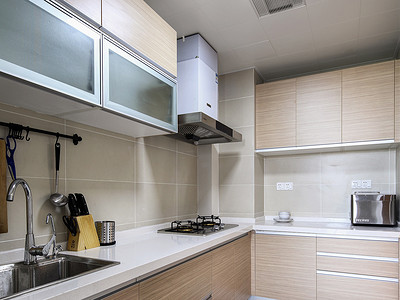 厨房北欧风格装修效果图,同色浅木纹柜门搭配白色操作台面使厨房显得