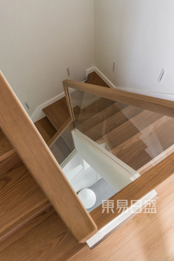 楼梯间怎样设计一个实用的小卧室