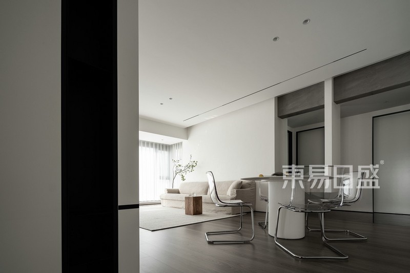 143平米现代极简三居室客厅装修设计